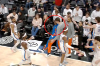 Drama u NBA: Košarkaš kolabirao usred utakmice, srušio se ispred saigrača (VIDEO)