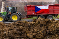 Пољопривредници избацили ђубриво и блокирали улице