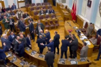 Novi sukob u Skupštini Crne Gore: Umalo tuča na sjednici (VIDEO)