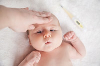 Evo kako spustiti temperaturu kod bebe i kad se javiti ljekaru