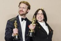 Били Ајлиш најмлађа особа која је освојила два Оскара (ВИДЕО)