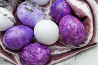 Како офарбати ускршња јаја лимунтусом? Руска техника за љубичасто јаје је предивна