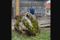 Ogromna stijena se dokotrljala do porodične kuće u Gacku