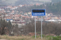 Префарбане двојезичне табле на путу Косовска Митровица - Јариње