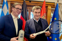 Vučić poklonio Novakov reket, dobio konzervu piva