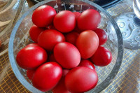 Невјероватан начин на који Грци фарбају јаја у црвену боју: Кухиња чиста, а сва јаја офарбана