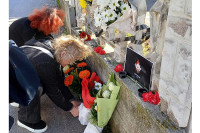 Građani donose cvijeće i pale svijeće ispred Ambasade Rusije u BiH