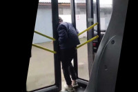 Nevjerovatna scena u gradskom prevozu: Muškarac otvorio vrata autobusa, pa iskočio dok je bio u pokretu