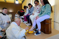 Папа Фрања ритуално опрао ноге 12 жена у затвору
