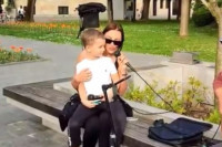 Одушевила Бањалучане: Александра Пријовић са сином у крилу запјевала у центру града