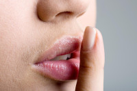 Да ли балзам помаже испуцалим уснама?