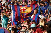 Navijač se sukobio sa fudbalerom Barselone (VIDEO)