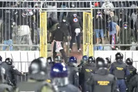 Uhapšen 51 navijač, tri policajca u bolnici (VIDEO)