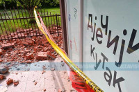 Banjaluka: Pala fasada sa zgrade, cigle završile kod dječije igraonice (VIDEO)