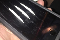 Конзумирао кокаин са дисплеја телефона