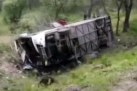 Аутобус који је превозио радникe слетио у јаму, најмање 12 мртвих