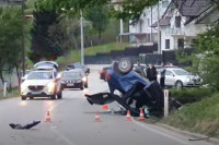 Тешка саобраћајна несрећа, аутомобил завршио на крову (ВИДЕО)