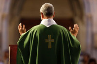 Осуђен католички свештеник који је организовао геј оргије