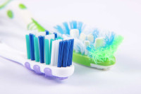 Da li znate zašto četkice za zube imaju vlakna različitih boja?