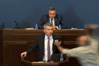 Туча у грузијском парламенту, опозиционар ударио шаком супарника (ВИДЕО)