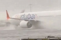 Drama u Dubajiju: Potop na aerodromu, avion pliva po pisti! (VIDEO)
