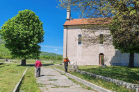 Мјештани Отишића уредили порту Храма