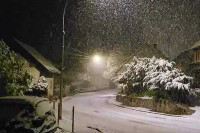 Nevrijeme u Hrvatskoj: Pada snijeg, grom zapalio krov kuće (VIDEO)