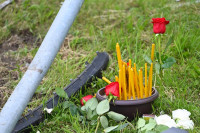 Свијеће и руже пред бањалучком школом и на мјесту трагедије (ФОТО)