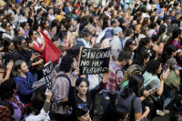 Стотине хиљада људи протестовало против резова за државне факултете