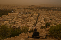 Апокалиптичне слике из Атине! Цијели град прекрила прашина из Сахаре, угрожена једна група становништва (ФОТО)