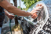 Ova navika pri pranju automobila može napraviti veliku štetu