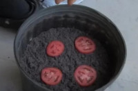 Rezultati su iznenađujući: Narezao paradajz na četiri koluta i stavio ih u saksiju
