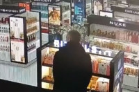 Objavljen snimak kako poznati košarkaški sudija krade parfem na aerodromu "Nikola Tesla" (VIDEO)