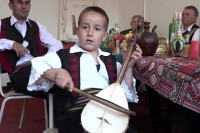 Млади гуслар Лазар чува традицију и народнe обичајe