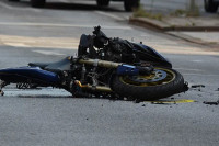 Мотоциклиста погинуо у судару са аутомобилом