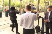 Upao na intervju gradonačelnika i počeo da tuče obezbjeđenje (VIDEO)