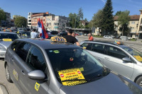 Protest u Banjaluci: Taksisti protiv rezolucije o Srebrenici (VIDEO)