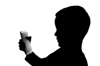Francuska razmatra da se djeci zabrani upotreba telefona i društvenih medija
