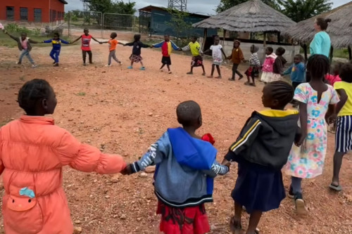 Невјероватан снимак: Дјеца у Африци играју “Ринге ринге раја”