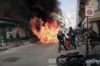 Немири у Паризу, полиција употријебила палице против демонстраната