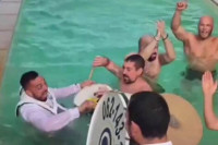 Nevjerovatna proslava Prvog maja: Uskočili u bazen sa trubačima (VIDEO)