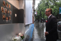 Vučić položio cvijeće u školi „Vladislav Ribnikar“: Ostala je strašna opomena cijelom društvu