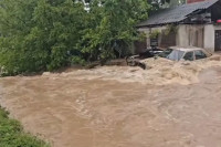 Проглашена ванредна ситуација: Излила се ријека, куће поплављене (ВИДЕО)