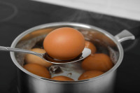 Kako pravilno skuvati jaja da ne popucaju?