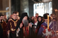 Patrijarh služio bogosluženje: Plaštanica iznijeta iz hramova u Beogradu i Kosovskoj Mitrovici