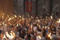 Blagodatni oganj sišao u Hram Vaskrsenja Hristovog (VIDEO)