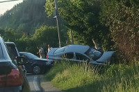 Saobraćajna nesreća na putu Banjaluka-Jajce, smrskan auto u kanalu