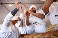  Француски пекари направили највећи багет на свиjету, побиjедили Италијане