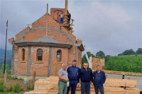 Ђокић и Томић донирали грађу за кров храма у Липовицима