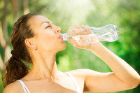 Zašto ljeti ne treba biti vodu iz plastične flaše?
